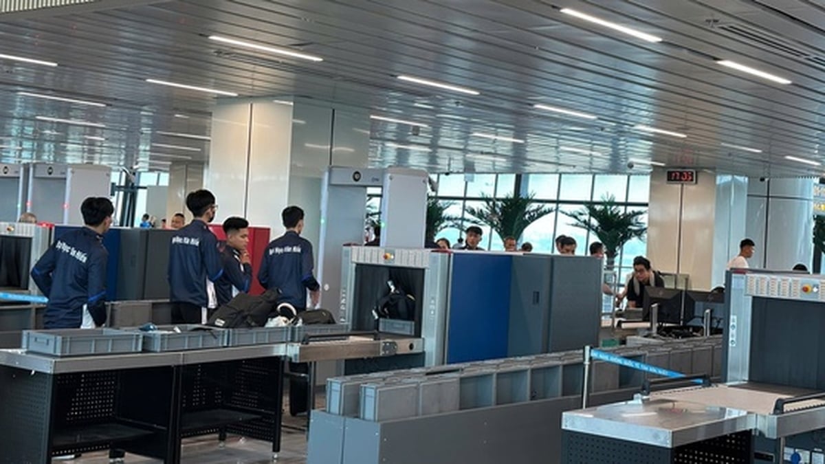 Si tienes un bebé de varios meses, todavía tienes que quitarle el cinturón y los zapatos para pasar el control de seguridad en el aeropuerto.