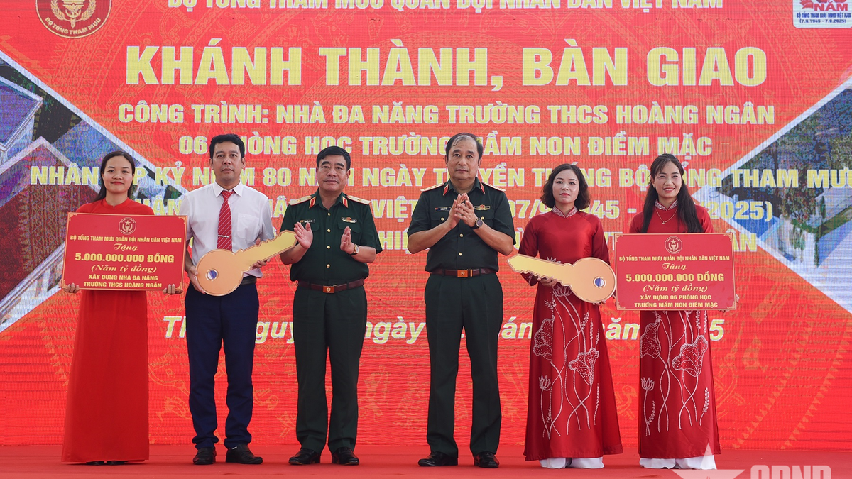 Le lieutenant-général Phung Si Tan a assisté à la cérémonie d'inauguration et de remise du projet scolaire à ATK Dinh Hoa, Thai Nguyen.