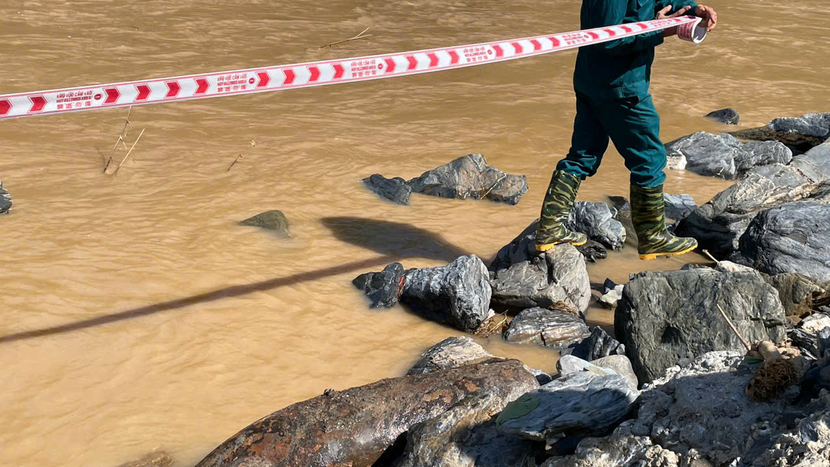 Nghe An: Un objeto sospechoso de ser una bomba fue descubierto bajo un río tras una inundación.