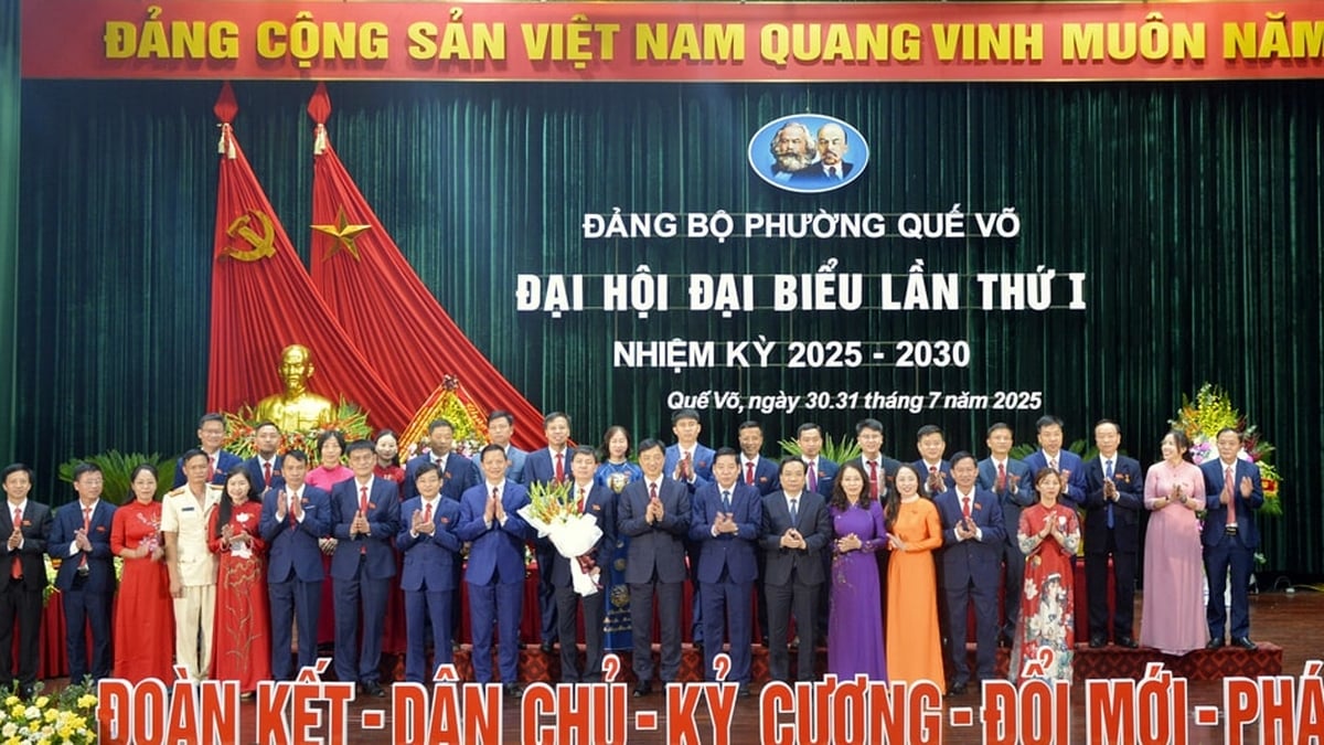 Comrade Nguyen Duy Ngoc, Politburo member, Secretary of the Party Central Committee, Chairman of the Central Inspection Commission attended the Congress of Delegates of Que Vo Ward Party Committee (Bac Ninh province) for the 2025-2030 term.