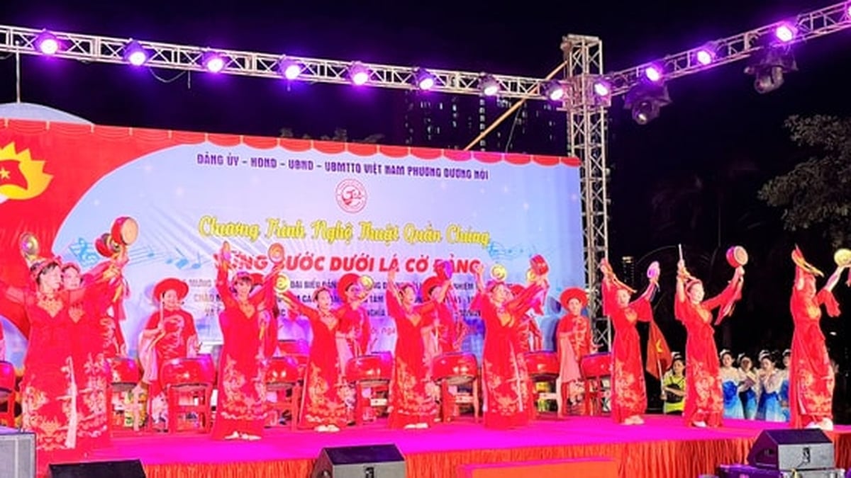 Duong Noi organized a performance to celebrate the success of the Ward Party Congress.