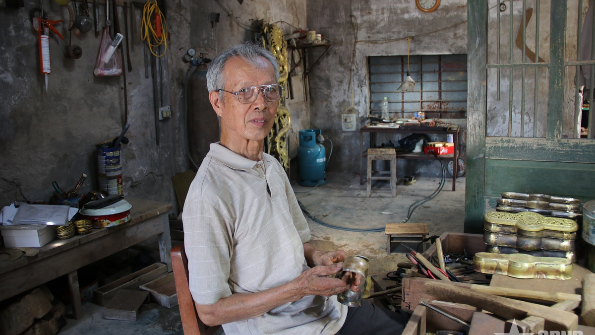 People's Artist, Veteran Pham Van Nhieu: Nearly 70 years of weaving "gold" into the silver of Dong Xam