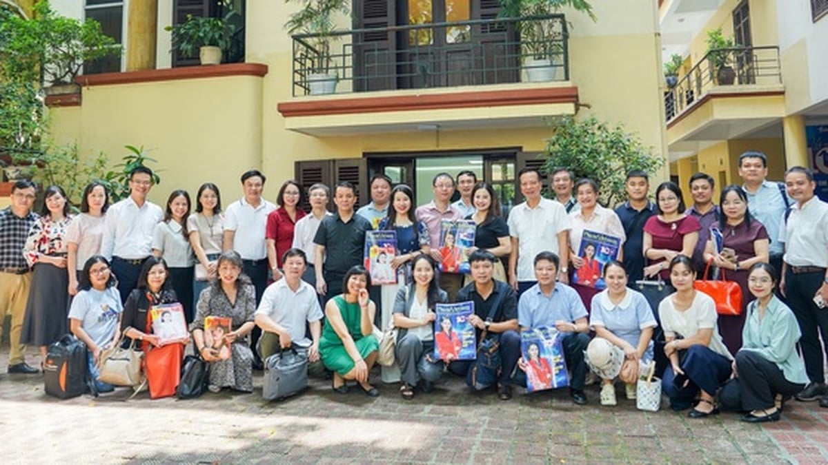 Delegation of officials and students from the Academy of Journalism and Communication visited the Vietnam Women's Newspaper