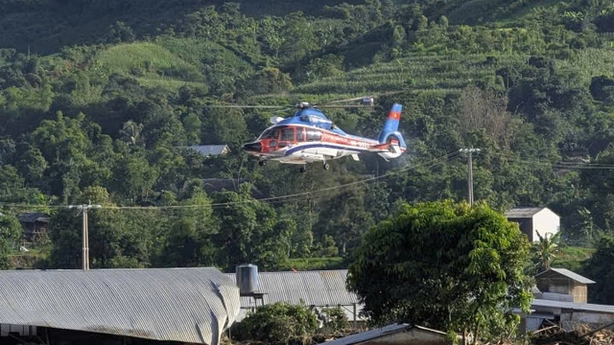 Helicópteros militares rescatan con éxito a personas aisladas por las inundaciones en Son La