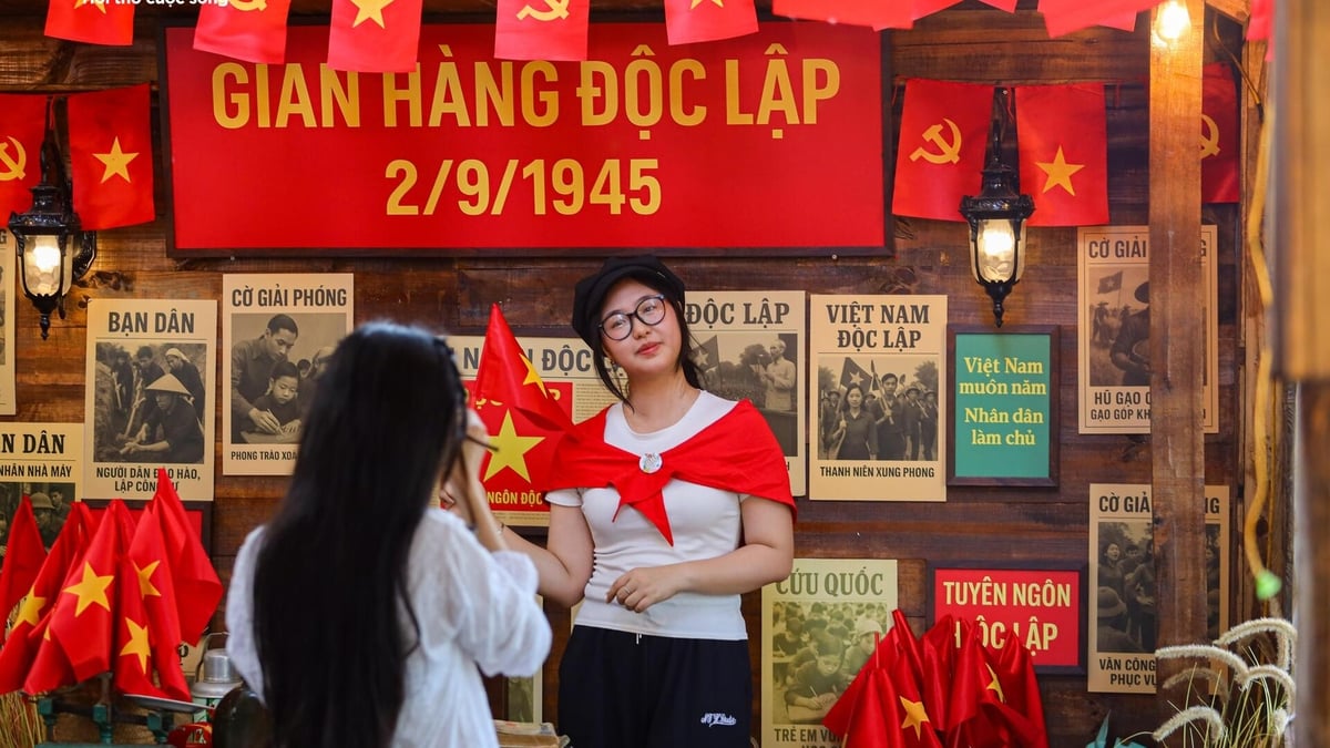 ហាង​កាហ្វេ​ហាណូយ​ភ្លឺ​ដោយ​ទង់​ក្រហម​និង​ផ្កាយ​ពណ៌​លឿង​ដើម្បី​អបអរ​ខួប​លើក​ទី 80 នៃ​ទិវា​ជាតិ​ថ្ងៃ​ទី 2 ខែ​កញ្ញា។