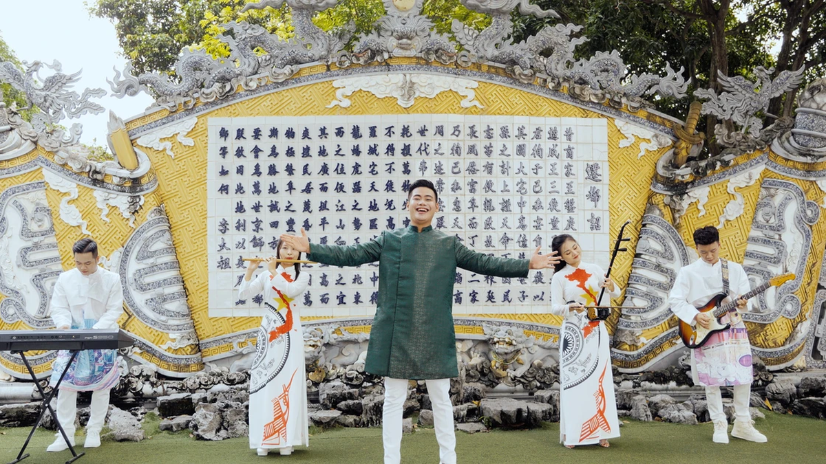 뮤직비디오 '베트남 전통'에서 치랑 고개와 박당강이 영웅적으로 등장합니다.