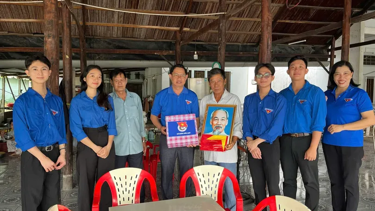 Hoa Luu Commune Youth Union besucht politische Familien und überreicht ihnen Geschenke