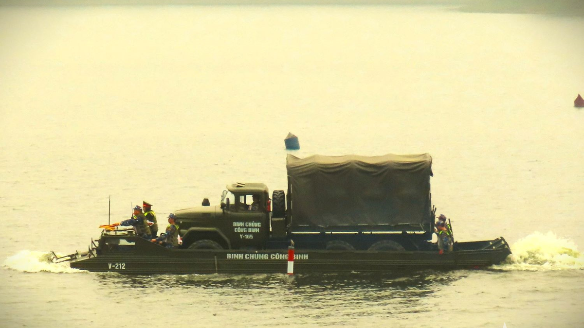 Auf dem Übungsgelände für Spezialingenieurwesen der 131. Marinebrigade