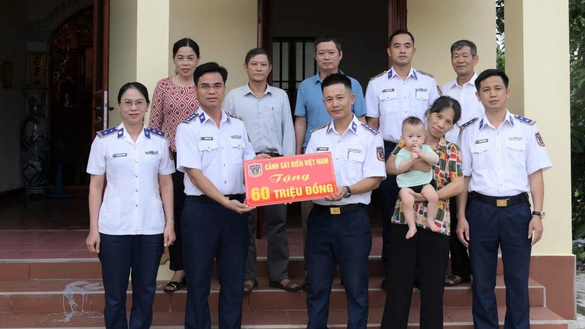 Einweihung des „Kameradenhauses“ für die Familie eines Küstenwachsoldaten in der Gemeinde Vinh Bao
