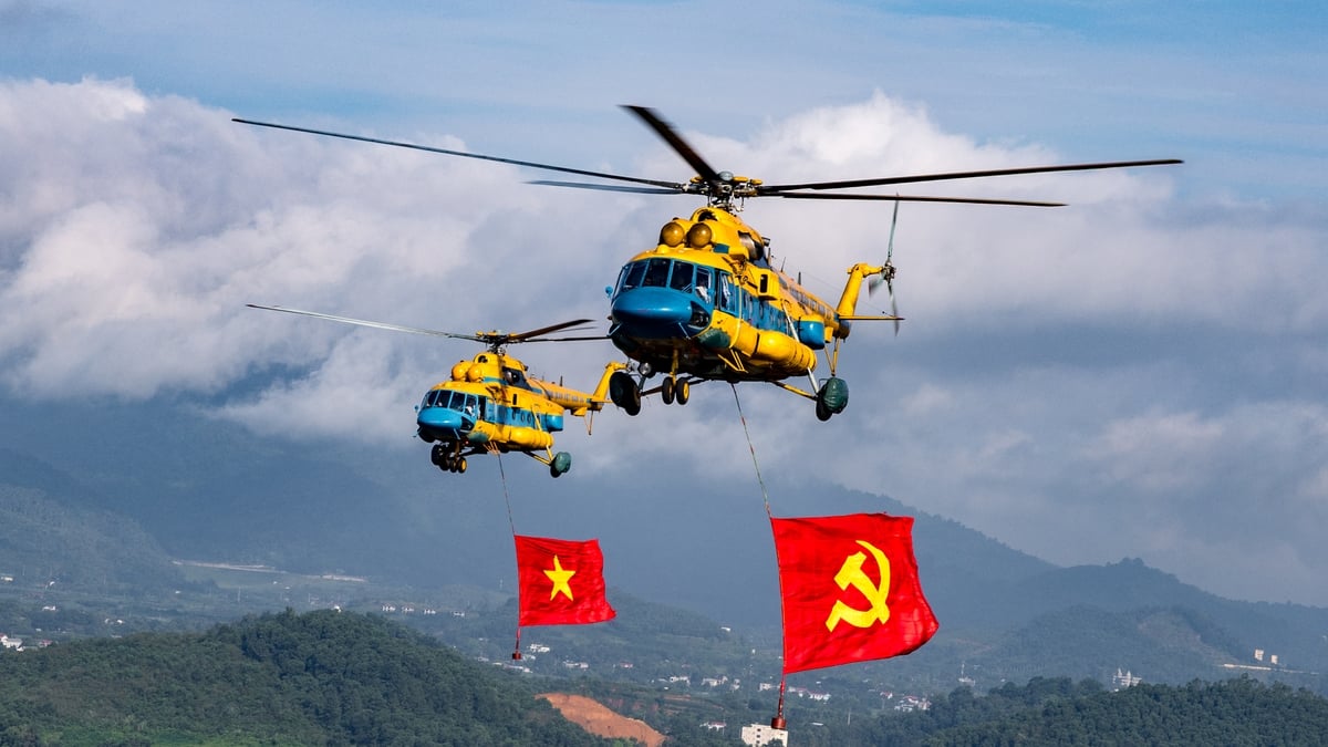 Trực thăng bay huấn luyện đội hình treo cờ Đảng, cờ Tổ quốc