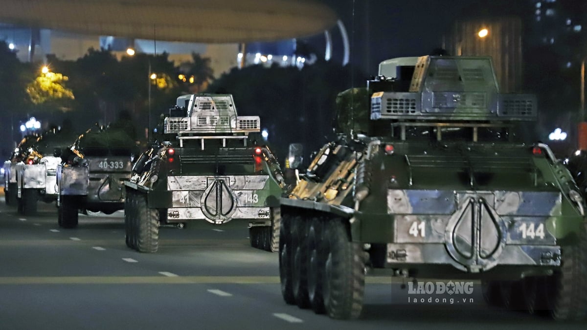 A80パレードに参加している軍用車両と砲兵隊はハノイ中心部に向かって移動を続けている。