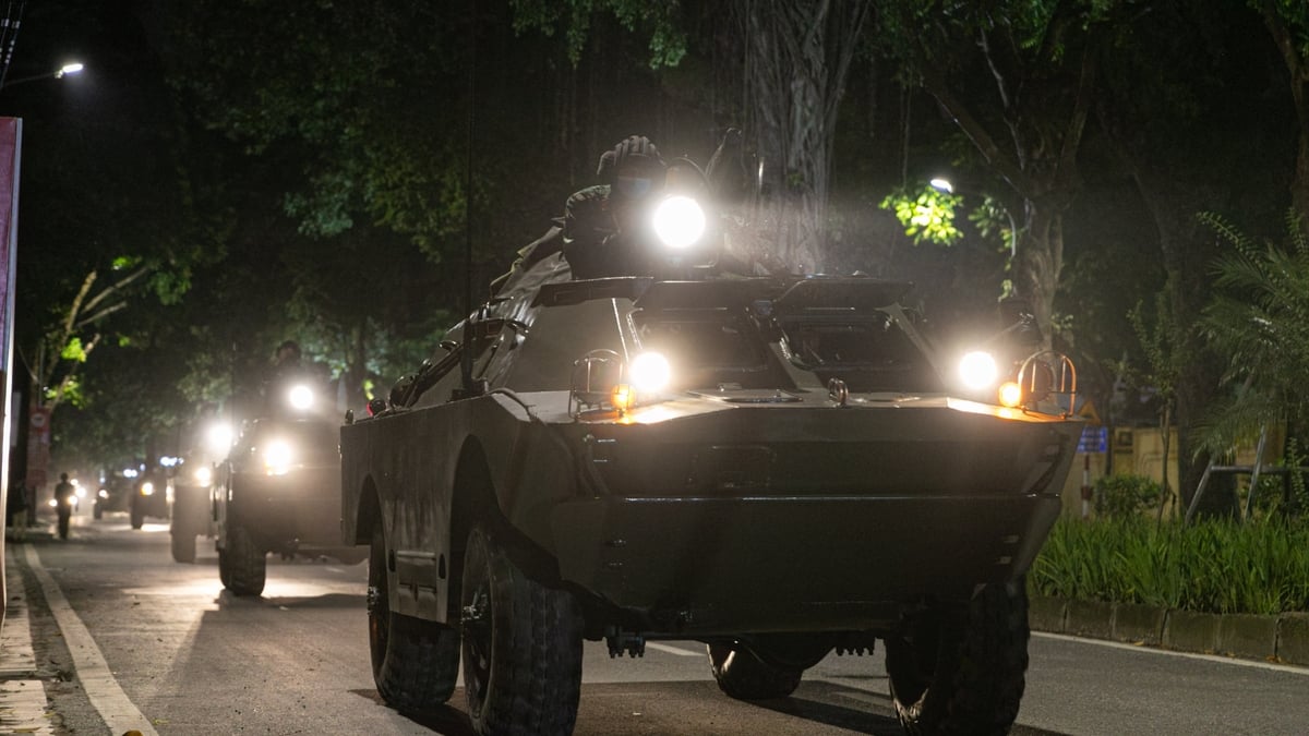 Laute Nacht in Hanoi: Gruppe mit „schweren Waffen“ erscheint und eilt zum Sammelpunkt
