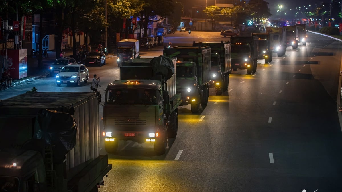 Militärfahrzeuge und Artillerie marschieren weiter in Richtung Zentrum von Hanoi.