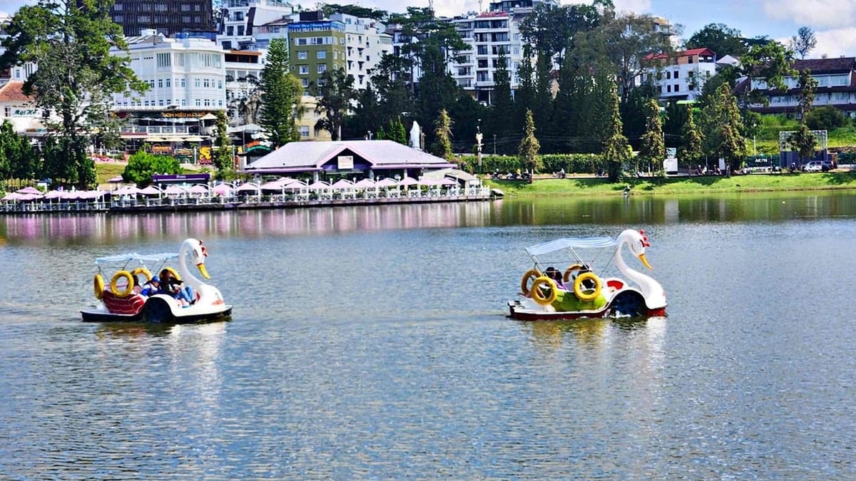 Der Tretbootservice auf dem Xuan Huong See ist wieder in Betrieb