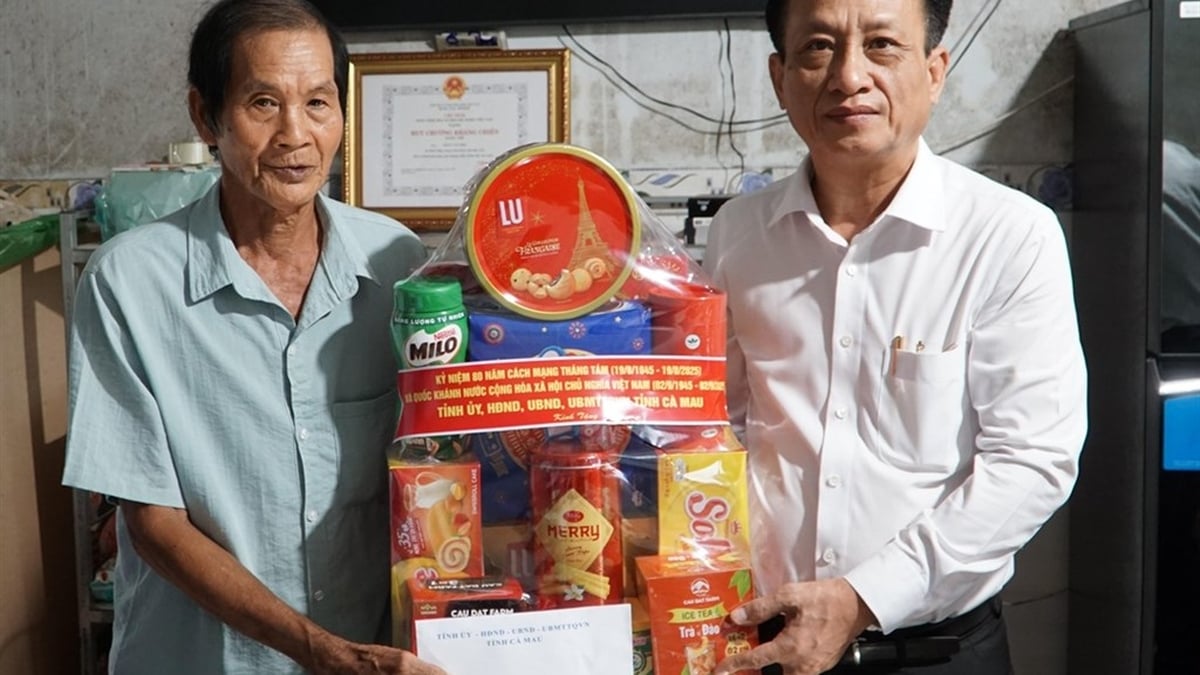 ប្រធានក្រុមប្រឹក្សាប្រជាជនខេត្ត Pham Van Thieu បានចុះសួរសុខទុក្ខ និងជូនអំណោយដល់គ្រួសារគោលនយោបាយ