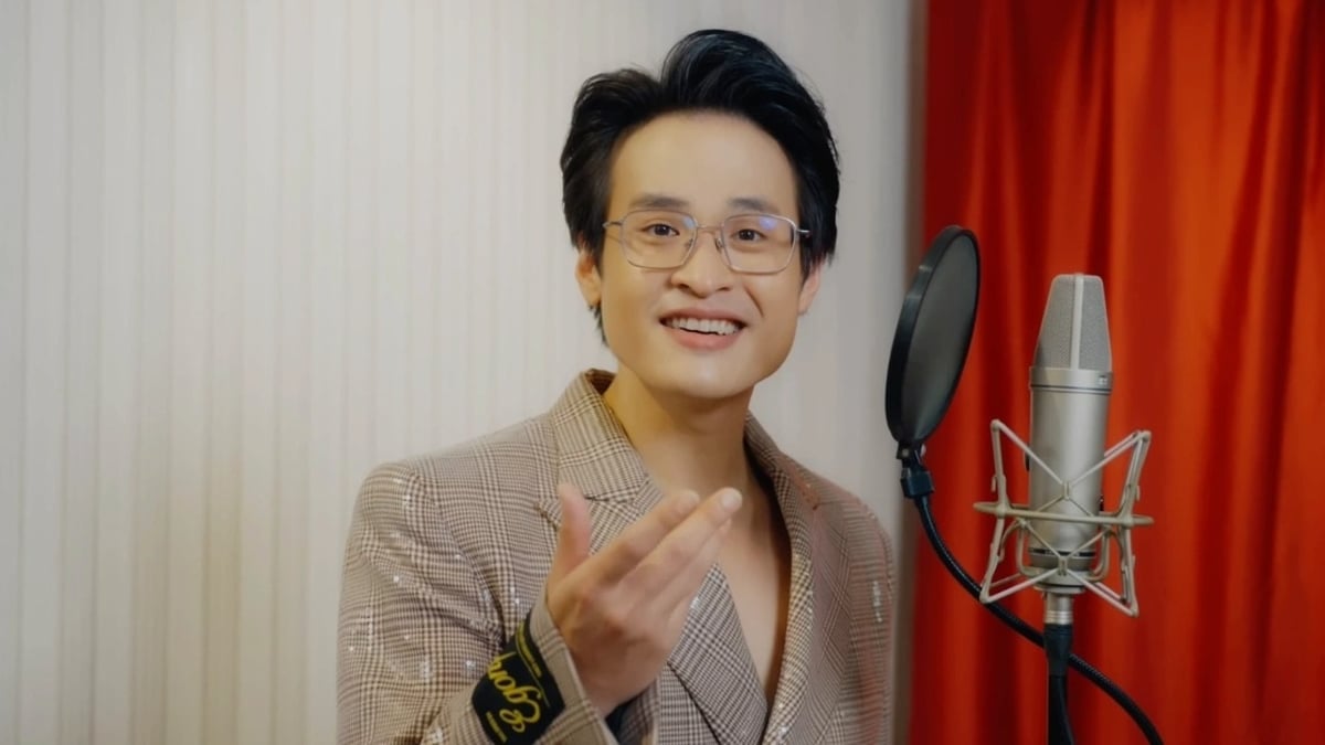 하안투안, 국기를 노래하며 관객들의 마음을 감동시키다
