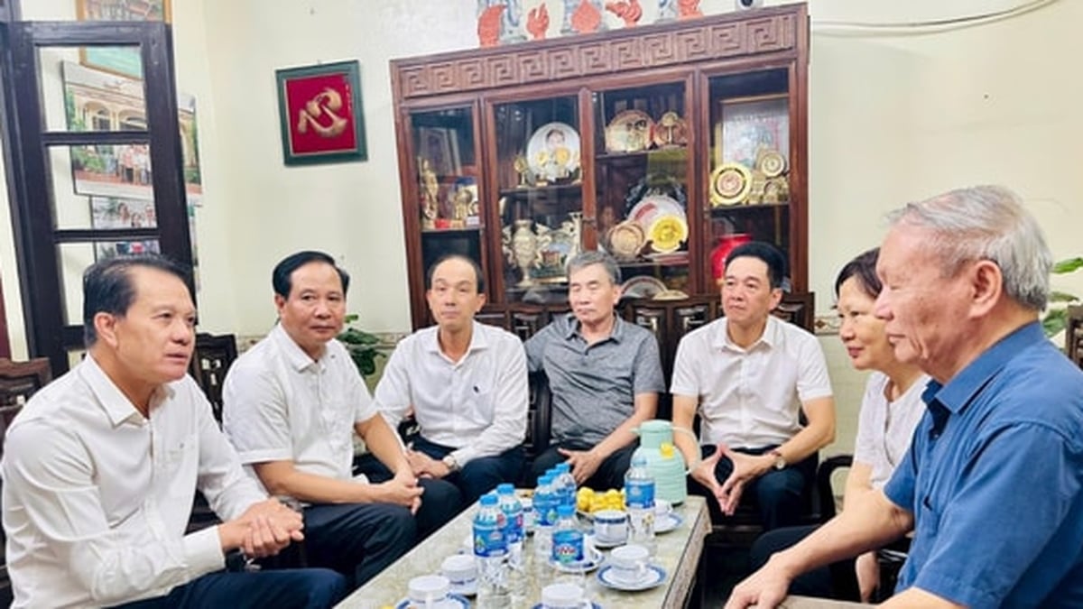 Genosse Hoang Trong Quyet brachte Weihrauch zum Gedenken an den ehemaligen Vorsitzenden der Vietminh-Zitadelle Hoang Dieu Vu Oanh dar