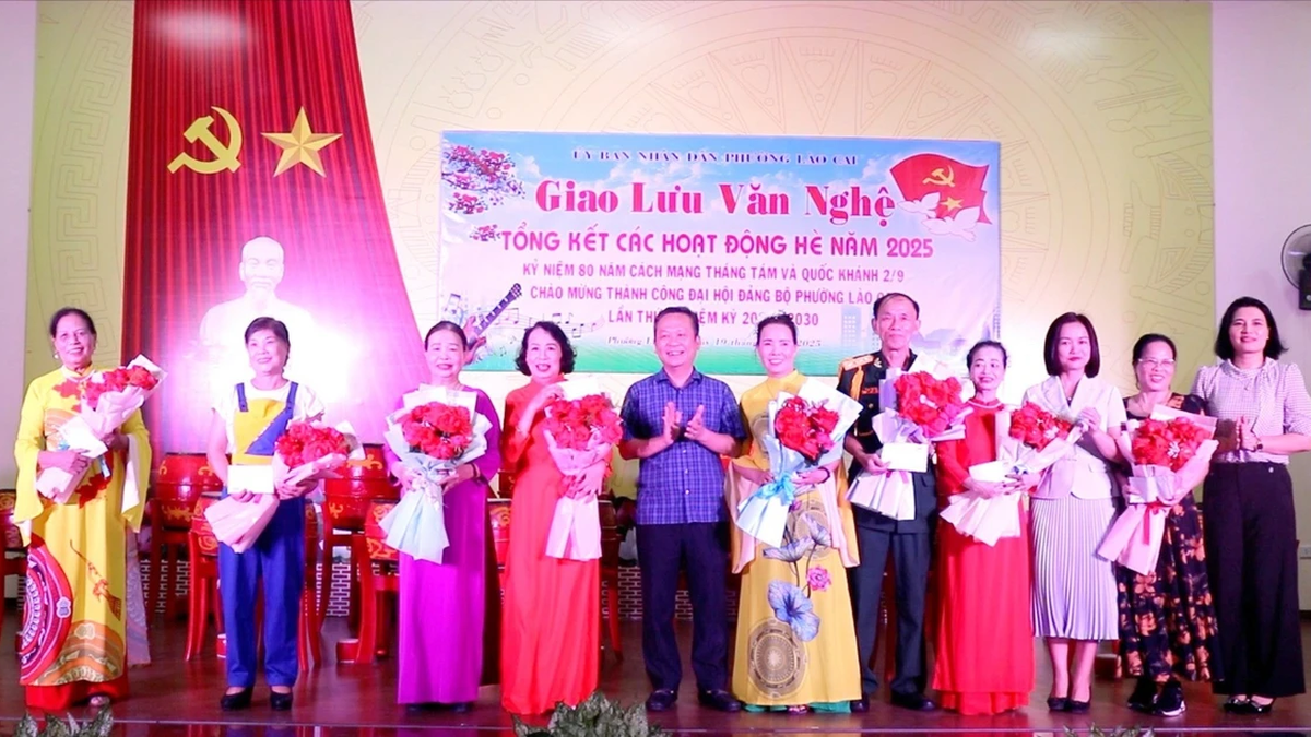 El distrito de Lao Cai organiza un intercambio cultural y resume las actividades de verano.