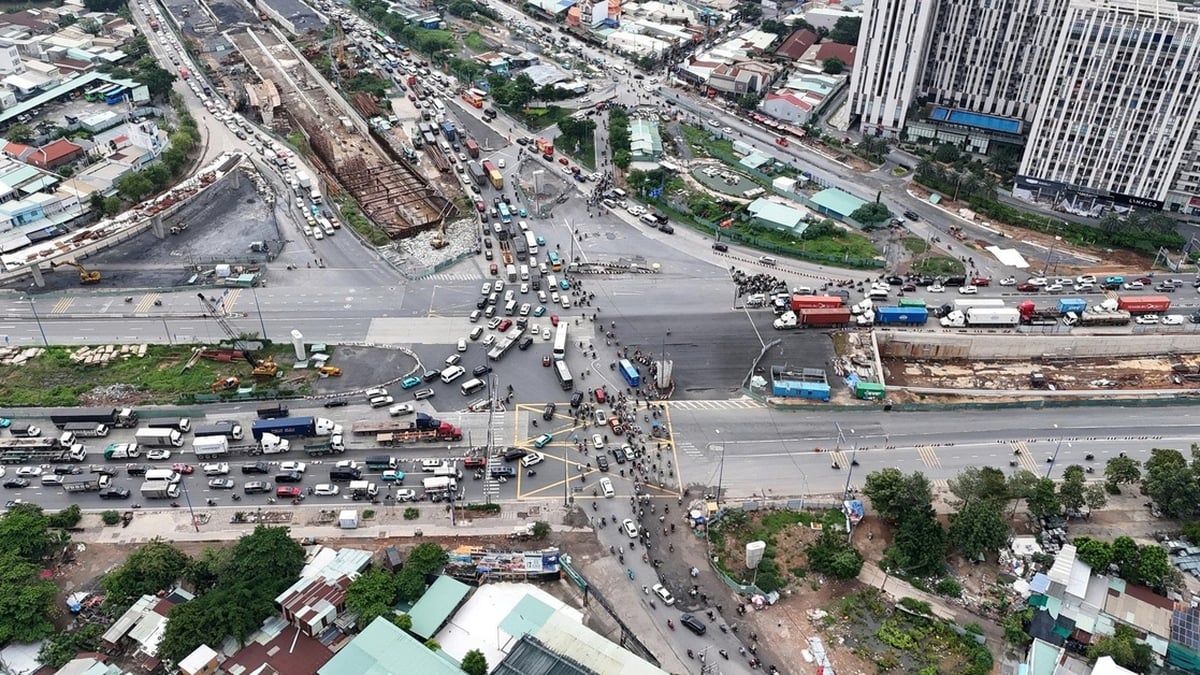 An Phu Interchange រំពឹងថានឹងមានរយៈពេល 12 ខែក្រោយកាលវិភាគ៖ ប្រធានគណៈកម្មាធិការប្រជាជនទីក្រុងហូជីមិញស្នើឱ្យបញ្ចប់នៅចុងឆ្នាំ 2025