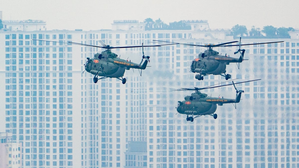 Regardez les hélicoptères et les avions de transport survoler la place Ba Dinh