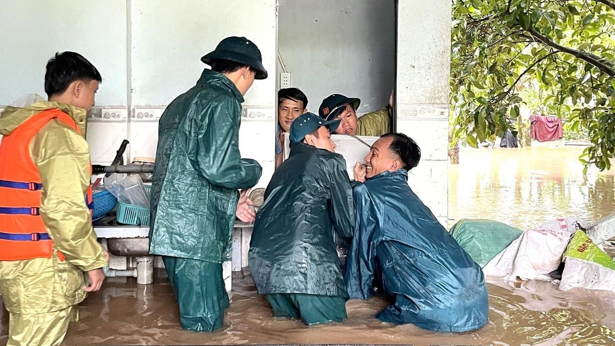 폭우로 인한 주민 대피 지원 위해 100명 이상의 경찰과 군인 동원