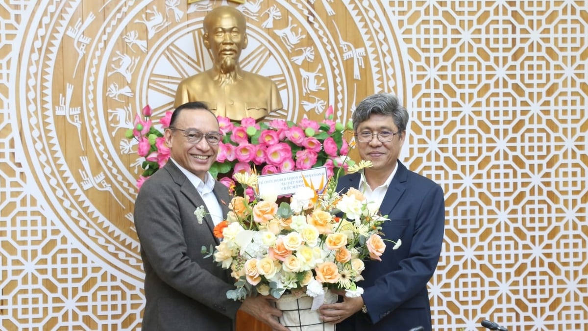 省人民委員会のグエン・ミン副委員長はワールド・ビジョン・ベトナムと協力した。