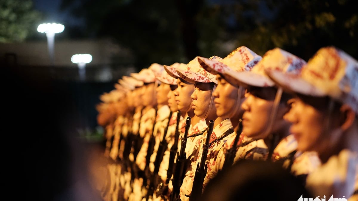 (실시간) 수만 명의 사람들이 바딘 광장에서 군사 퍼레이드를 연습하고 행진했습니다.