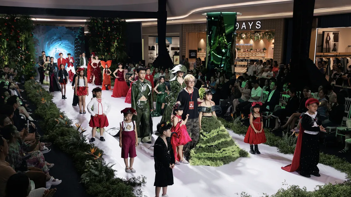 ซวนหลานร่วมเดินแบบให้กับนางแบบเด็กในงาน Destination Runway Fashion Week 2025