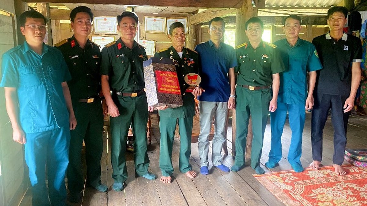 អញ្ជើញ​ជួប​សំណេះសំណាល និង​ជូន​អំណោយ​ដល់​វីរជន​នៃ​កង​កម្លាំង​ប្រដាប់​អាវុធ​ប្រជាជន