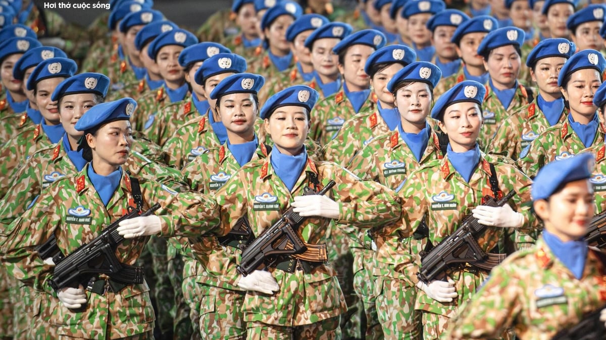 Gương mặt rạng ngời, bước chân thẳng tắp của nữ chiến sĩ ở Quảng trường Ba Đình