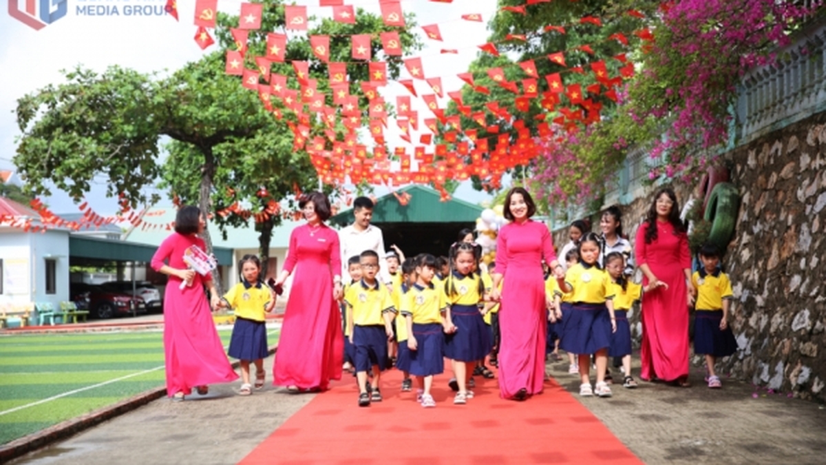 មានភាពអ៊ូអរដើម្បីស្វាគមន៍សិស្សថ្នាក់ទីមួយនៅថ្ងៃចូលរៀនដំបូង