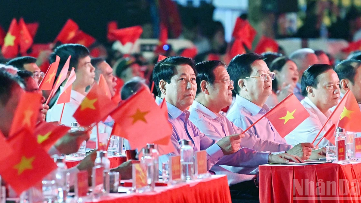 [ภาพ] ประธานาธิบดีเลืองเกวงเข้าร่วมรายการโทรทัศน์การเมืองและศิลปะพิเศษ "โอกาสทอง"