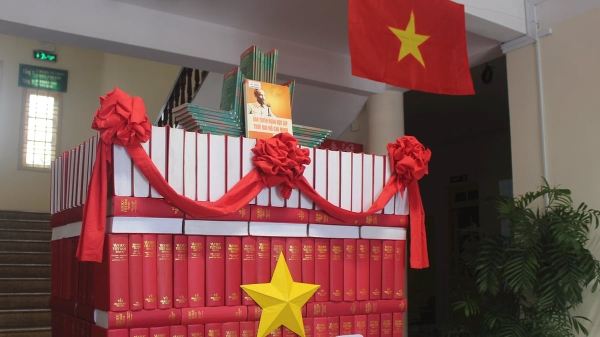 La bibliothèque Lam Dong présente des livres sur le thème du voyage vers l'indépendance et la liberté