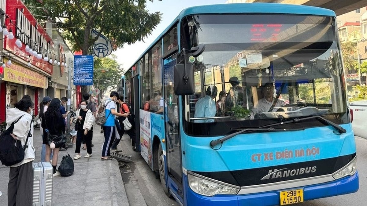퍼레이드를 보려면 어떤 버스 노선을 타야 하나요?
