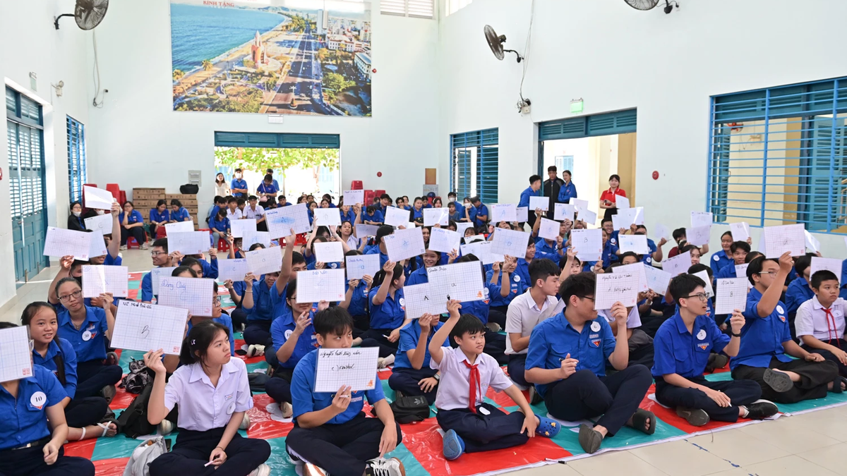 100 sindicalistas y jóvenes del barrio de Tay Nha Trang compiten en el concurso de inglés Golden Bell