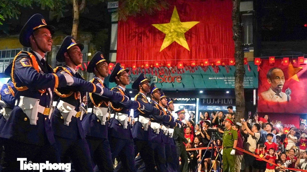 In Hanoi herrscht während der Paradeprobennacht eine herzliche Atmosphäre zwischen Militär und Zivilisten.