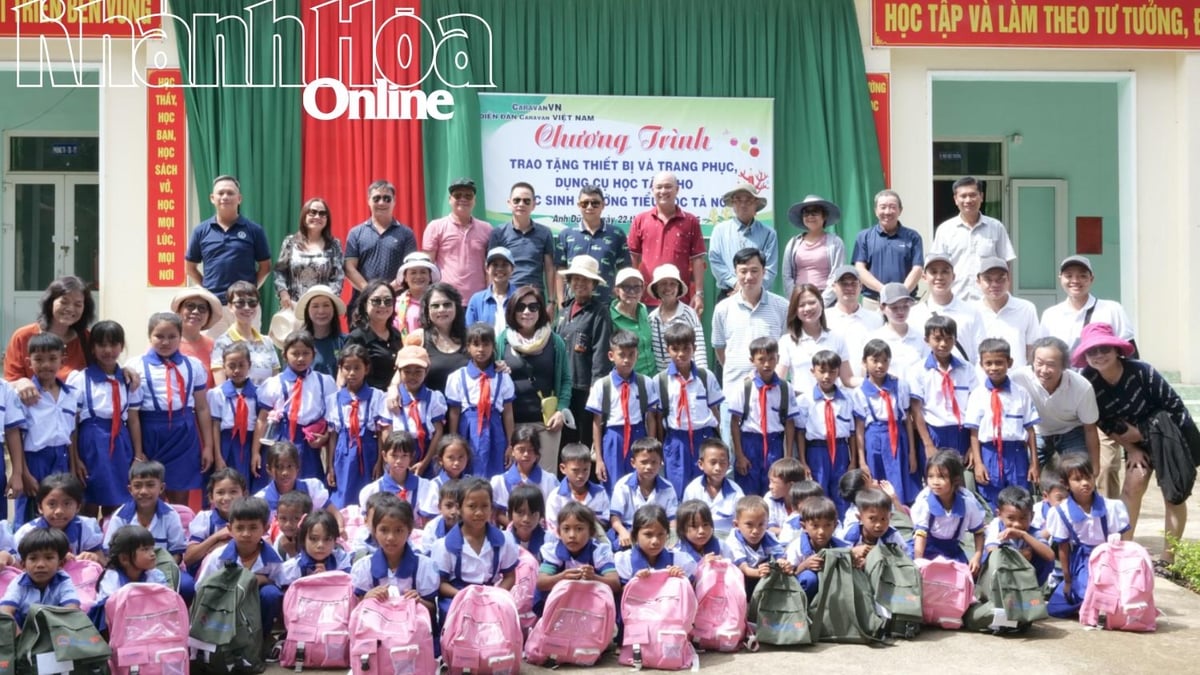 Vietnam Caravan Forum überreicht Schülern der Gemeinde Anh Dung Unterrichtsmaterial und Geschenke