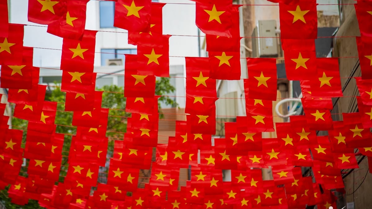 Hanoï est remplie de drapeaux et de fleurs, les gens s'enregistrent avec enthousiasme pour célébrer la fête nationale du 2 septembre