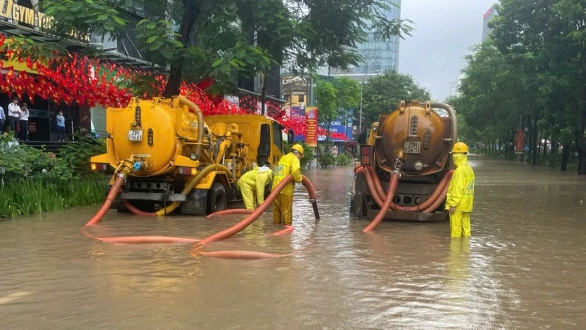 [Foto] Hanoi: Die Behörden arbeiten hart daran, die Auswirkungen des starken Regens zu überwinden