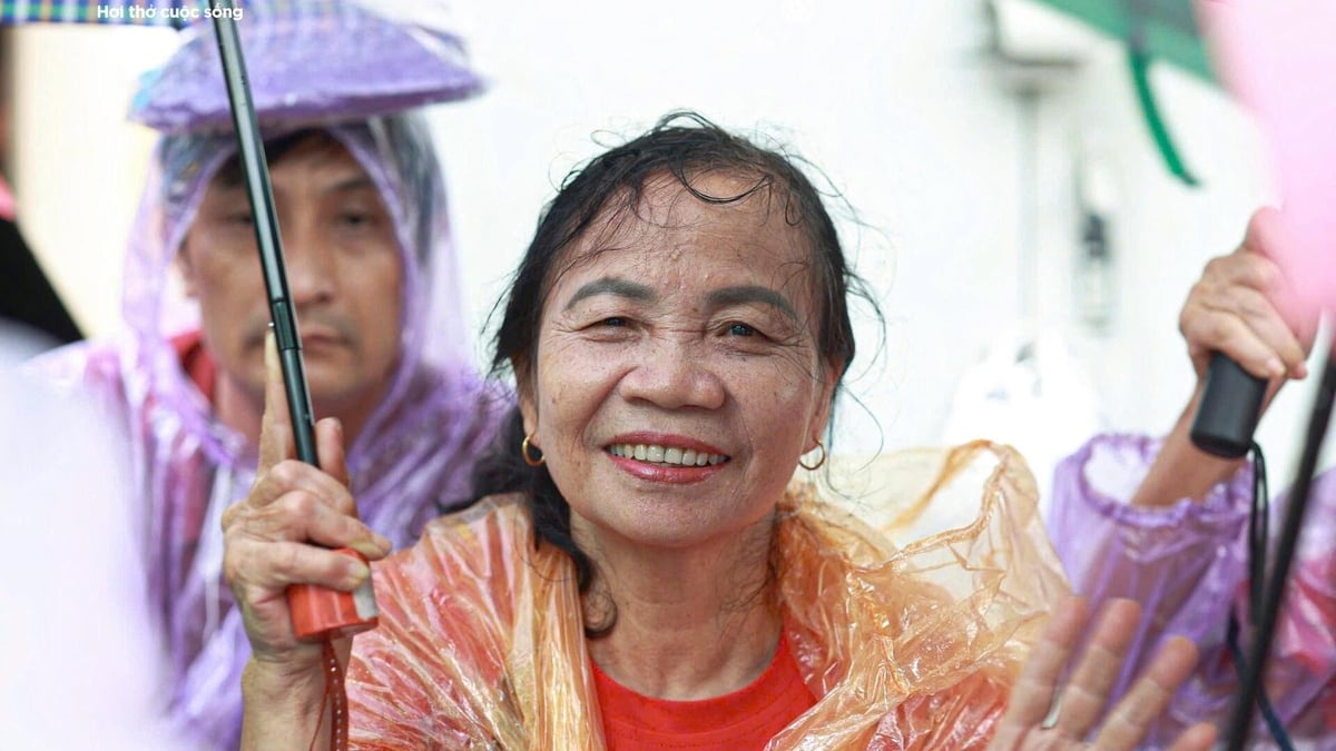 Nghìn người đội mưa đổ về Ba Đình từ sáng sớm chờ xem sơ duyệt diễu binh
