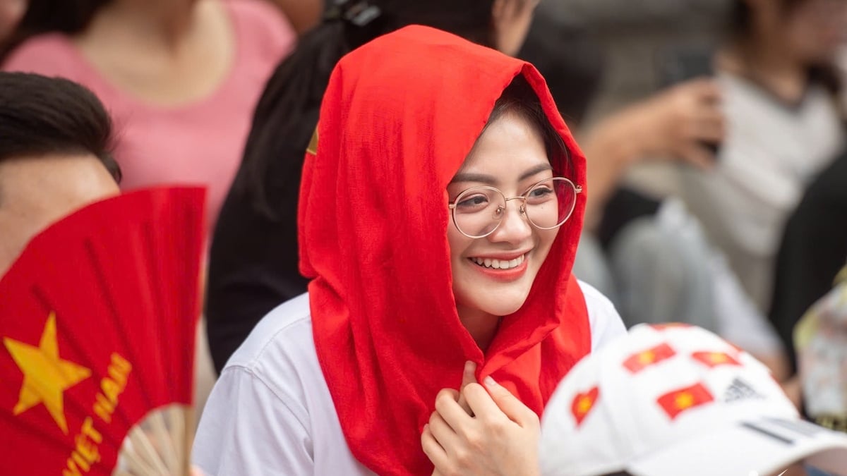 ហានហាលថ្ងៃនិងភ្លៀងដើម្បីទទួលបានទីតាំងល្អដើម្បីទស្សនាក្បួនដង្ហែរ A80 24 ម៉ោងជាមុន