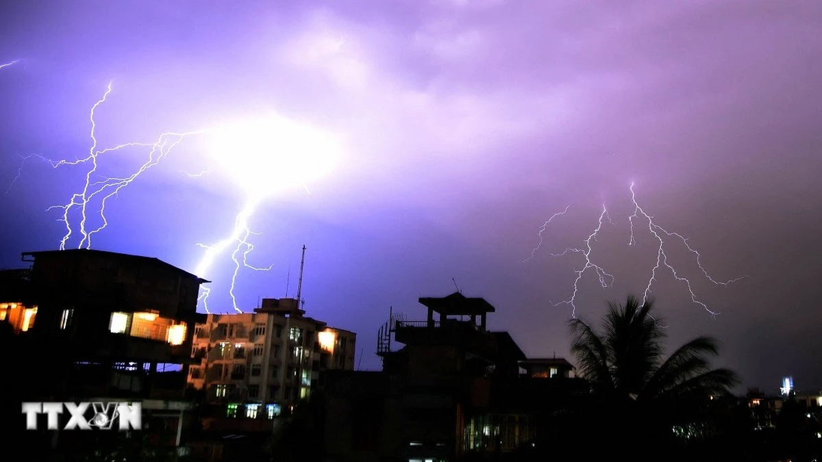 ما الذي يسبب في الواقع تشكل البرق في سحب العواصف الرعدية؟