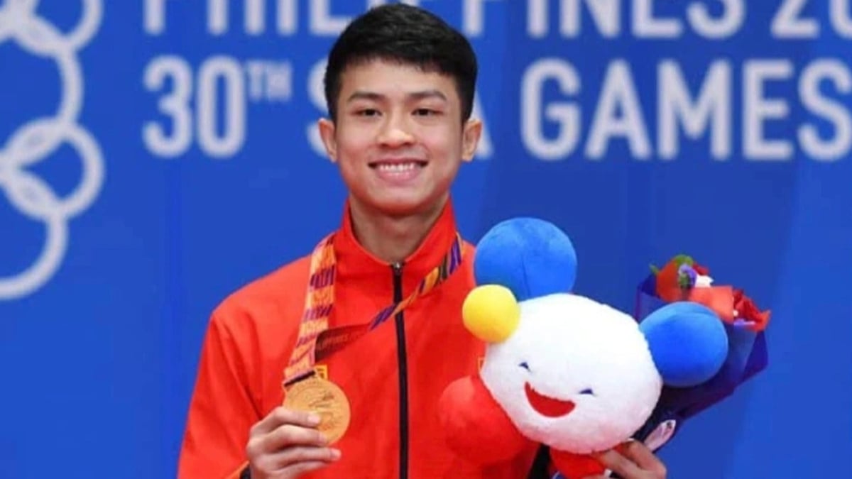 Karate fighter Nguyen Thanh Duy graduated with honors from the University of Economics.