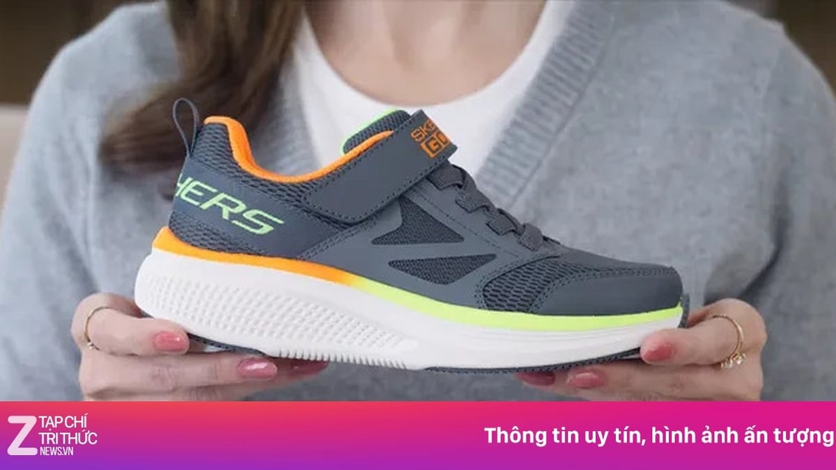 Shoes with AirTags slots