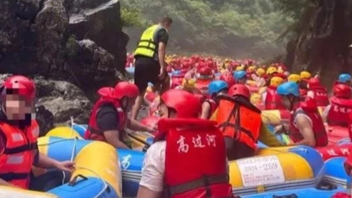 Crowded and suffocating scene at tourist area in China on hot day