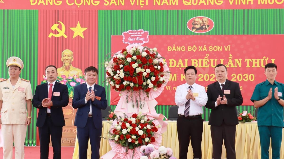 Colonel Lai Tien Giang, Commander of the Provincial Military Command, attended the Congress of Delegates of the Son Vi Commune Party Committee.