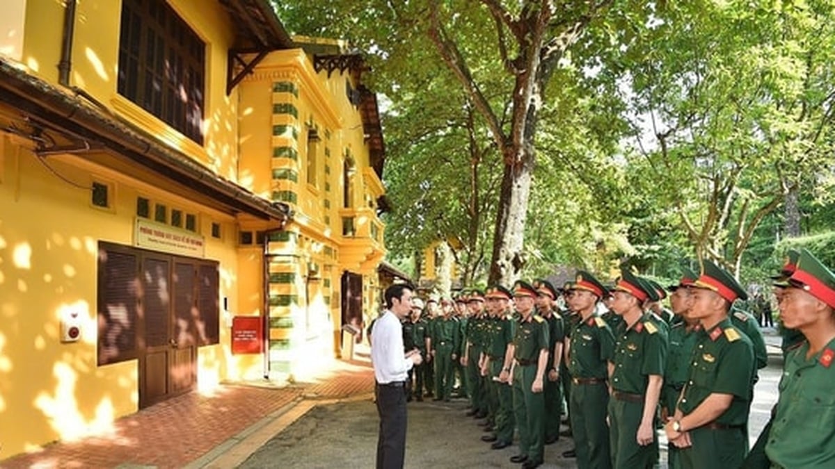 A80 parade force visits President Ho Chi Minh Relic Site
