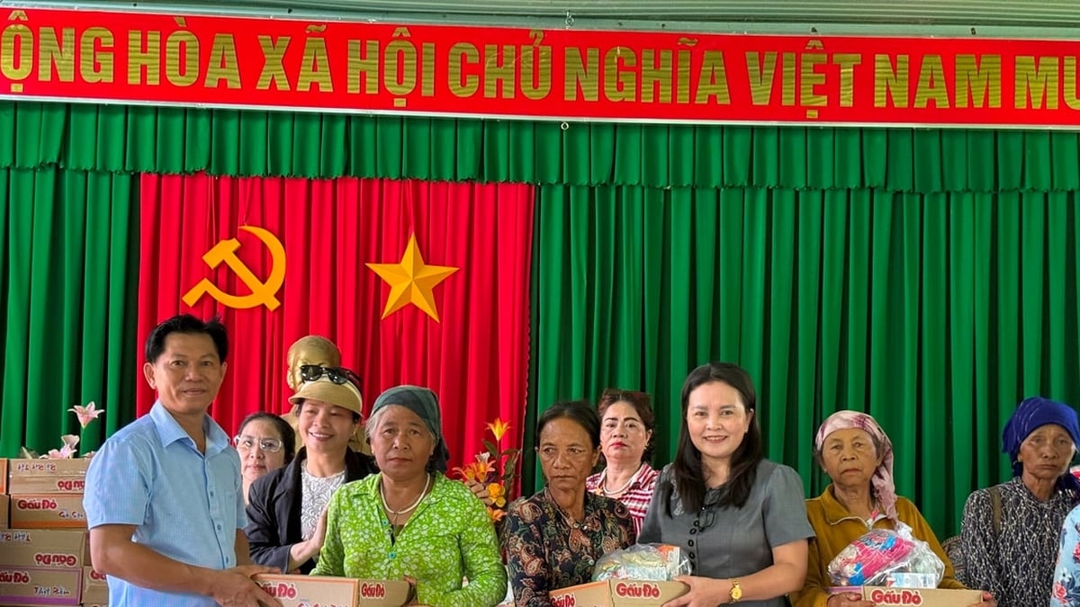 Ham Thanh a offert 330 cadeaux aux minorités ethniques en situation difficile.