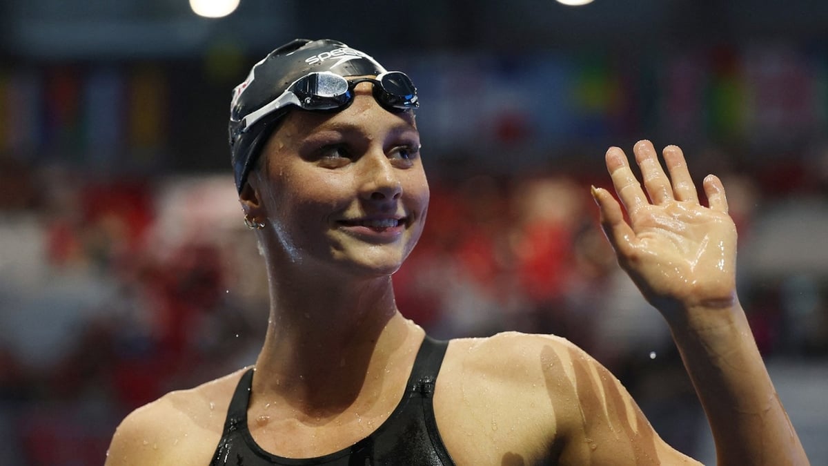 18-year-old swimmer McIntosh makes history with 4 world gold medals