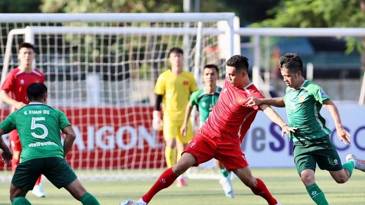 Tien Linh and Van Quyet play on 7-a-side field